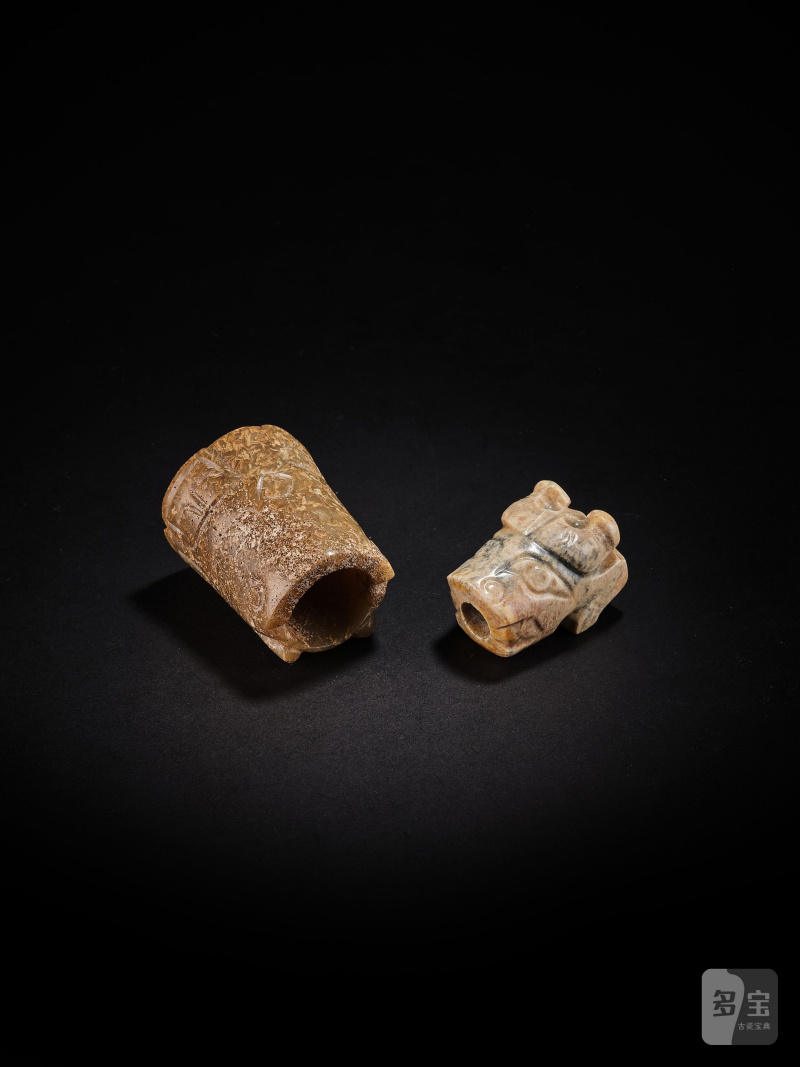 商或較晚　玉獸形珮二件 | TWO JADE ZOOMORPHIC ORNAMENTS - 图2
